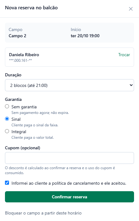 Painel Nova reserva no balcão do Campo 2, ter 20/10 19:00, cliente Daniela Ribeiro com CPF mascarado e o link Trocar, duração 2 blocos (até 21:00), garantia Sinal marcada, Cupom (opcional) vazio, a caixa de aceite da política marcada, o botão Confirmar reserva e o link Bloquear o campo a partir deste horário.