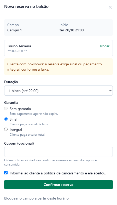 Nova reserva no balcão para Bruno Teixeira, Campo 1, ter 20/10 21:00, com o aviso amarelo Cliente com no-shows: a reserva exige sinal ou pagamento integral, conforme a faixa, Sem garantia desabilitado e Sinal marcado.