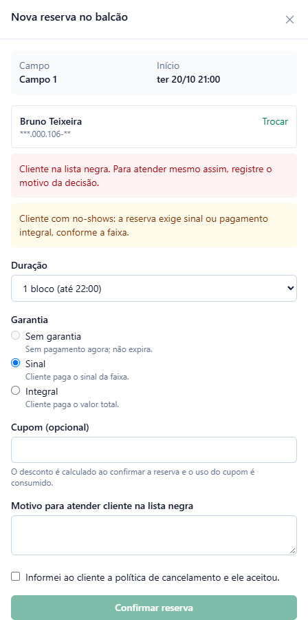 Nova reserva no balcão para Bruno Teixeira com o alerta vermelho Cliente na lista negra. Para atender mesmo assim, registre o motivo da decisão, o aviso de no-shows, Sinal marcado, o campo Motivo para atender cliente na lista negra vazio e o botão Confirmar reserva desabilitado.
