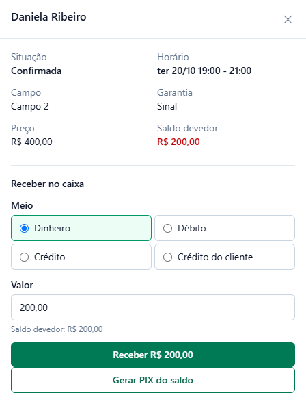 Painel da reserva de Daniela Ribeiro, confirmada, ter 20/10 19:00 às 21:00, Campo 2, garantia Sinal, preço 400 reais e saldo devedor de 200 reais; bloco Receber no caixa com Dinheiro marcado, valor 200,00, o botão Receber R$ 200,00 e o botão Gerar PIX do saldo.