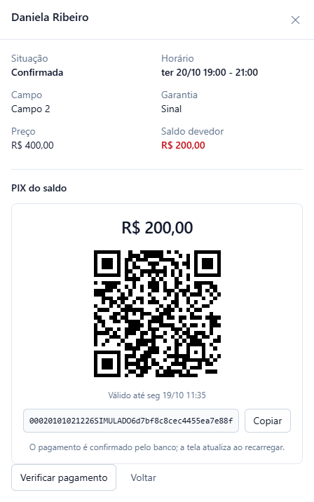 Painel da reserva de Daniela com o bloco PIX do saldo: valor de 200 reais, QR code, a validade, o copia e cola com o botão Copiar, a nota O pagamento é confirmado pelo banco e os botões Verificar pagamento e Voltar.