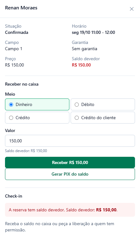 Painel da reserva de Renan Moraes, seg 19/10 11:00 às 12:00, Campo 1, sem garantia, saldo devedor de R$ 150,00, com o bloco Receber no caixa e, em Check-in, o aviso A reserva tem saldo devedor. Saldo devedor: R$ 150,00 e o texto Receba o saldo no caixa ou peça a liberação a quem tem permissão.