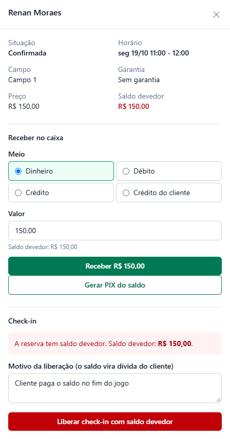Painel da reserva de Renan visto pelo gerente: em Check-in, o aviso do saldo devedor, o campo Motivo da liberação preenchido com Cliente paga o saldo no fim do jogo e o botão vermelho Liberar check-in com saldo devedor.