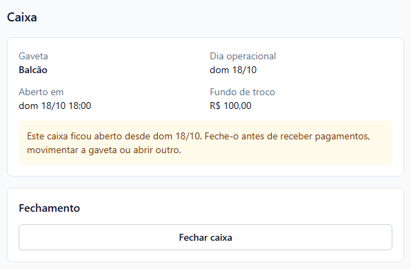 Caixa da gaveta Balcão do dia operacional dom 18/10, aberto às 18:00 com fundo de R$ 100,00, com o aviso amarelo Este caixa ficou aberto desde dom 18/10. Feche-o antes de receber pagamentos, movimentar a gaveta ou abrir outro; abaixo, só o bloco Fechamento com o botão Fechar caixa.
