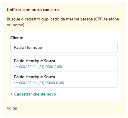 Quadro Unificar com outro cadastro com a busca Paulo Henrique no campo Cliente e dois resultados de Paulo Henrique Souza, um com CPF mascarado terminado em 180 e telefone (81) 9000-0180, outro com CPF terminado em 108 e telefone (81) 99000-0108; abaixo, + Cadastrar cliente novo e Voltar.