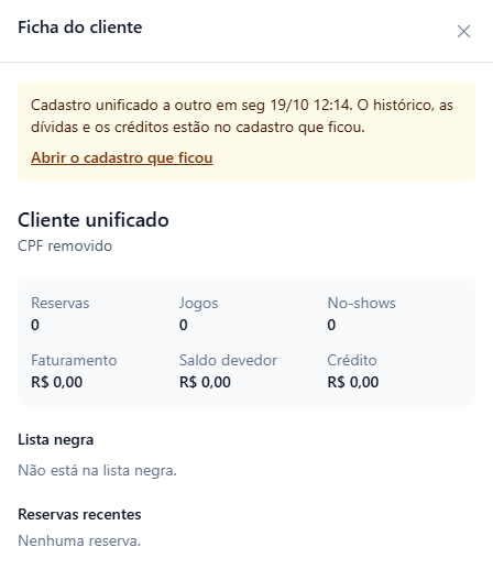 Ficha do cadastro absorvido com o aviso amarelo Cadastro unificado a outro, o link Abrir o cadastro que ficou, o nome Cliente unificado, CPF removido, todos os números zerados, Não está na lista negra e Nenhuma reserva.
