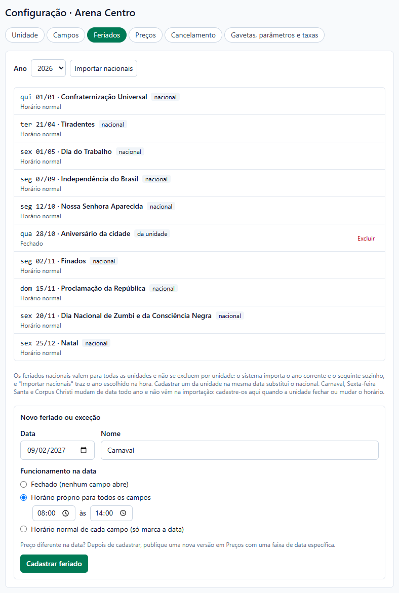 Lista de feriados de 2026 com o Aniversário da cidade em qua 28/10, da unidade, Fechado e com o botão Excluir; abaixo, o formulário com Data 09/02/2027, Nome Carnaval, Horário próprio para todos os campos das 08:00 às 14:00 e o botão Cadastrar feriado.