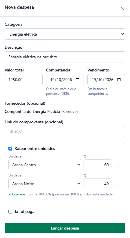 Painel Nova despesa: categoria Energia elétrica, descrição Energia elétrica de outubro, valor total 1250,00, competência 19/10/2026, vencimento 29/10/2026, fornecedor Companhia de Energia Fictícia, link do comprovante vazio, Ratear entre unidades marcado com Arena Centro 60 e Arena Norte 40, Soma 100,00%, Já foi paga desmarcado e o botão Lançar despesa.