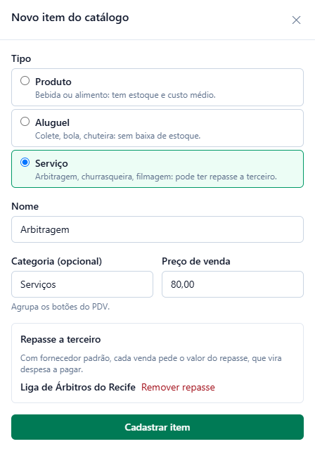 Painel Novo item do catálogo com o tipo Serviço marcado, nome Arbitragem, categoria Serviços, preço de venda 80,00 e, em Repasse a terceiro, o fornecedor Liga de Árbitros do Recife com o link Remover repasse, e o botão Cadastrar item.