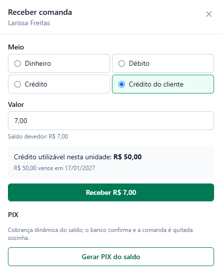 Painel Receber comanda de Larissa Freitas com o meio Crédito do cliente marcado, valor 7,00, saldo devedor de R$ 7,00, o quadro Crédito utilizável nesta unidade: R$ 50,00 com o lote de R$ 50,00 que vence em 17/01/2027, o botão Receber R$ 7,00 e, abaixo, o bloco PIX com Gerar PIX do saldo.